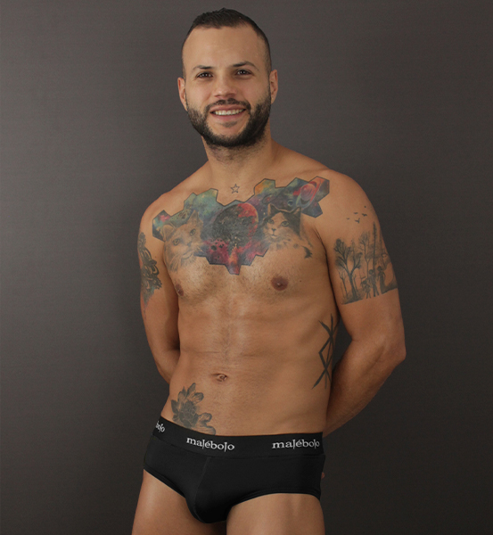 brief negro con modelo